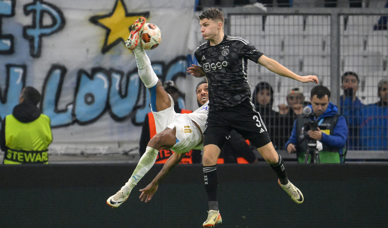 Marseille's French-Gabonese forward Pierre-Emerick Aubameyang scissor kicks the ball and scores a goal during the Europa League Group B football match between Olympique de Marseille and Ajax Amsterdam on Nov. 30, 2023. (AFP)