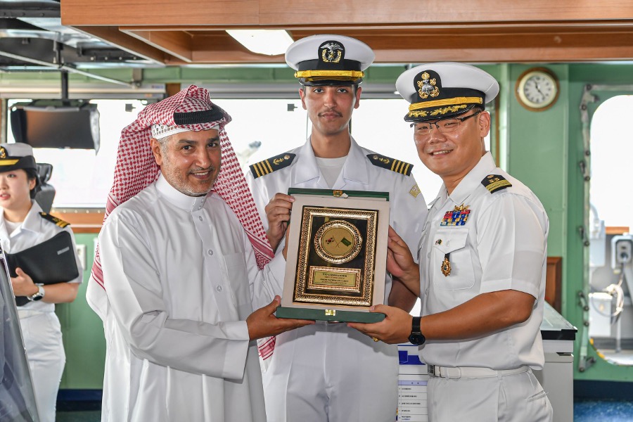 The father of Mr. Al-Khathami Faisal Mohammed, Saudi foreign cadet, presents a plaque of appreciation to the CDR Cho, Ji-Min, during the ceremony to welcome the arrival of the ROKN Cruise Training Task Group(Commander RDML Cho, Choong-Ho) in Jeddah, Saudi Arabia, on 1 December 2023. (AN Photo/Nada Jan)