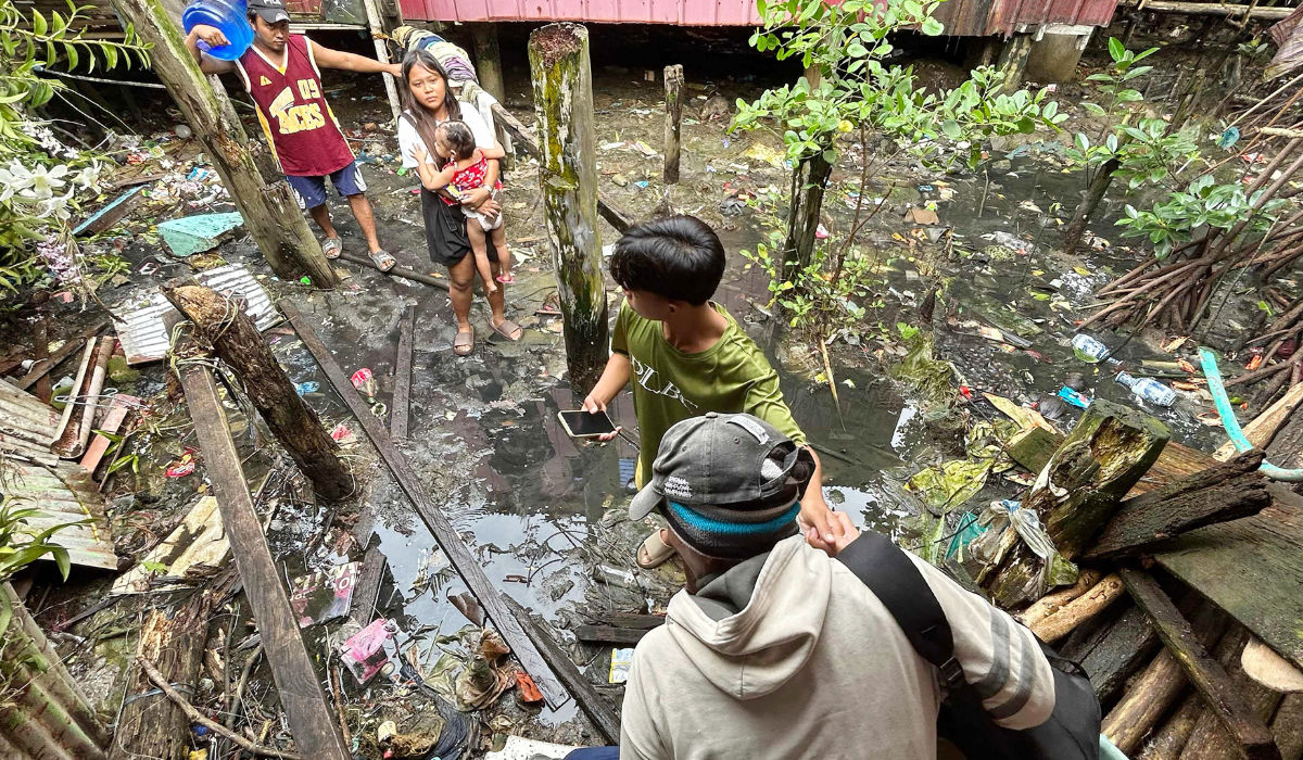 Earthquake-affected residents evacuate from Hinatuan, Surigao del Sur province on December 3, 2023, following a 7.6 magnitude quake late on December 2. (AFP)