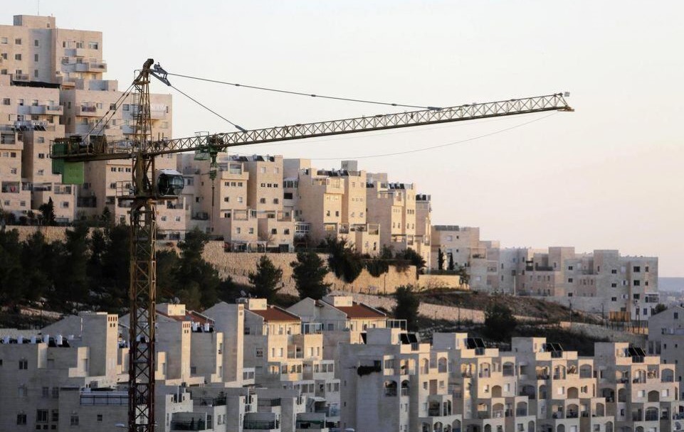A crane is seen next to homes in a Jewish settlement near Jerusalem known to Israelis as Har Homa and to Palestinians as Jabal Abu Ghneim, Jan. 3, 2014. (Reuters)