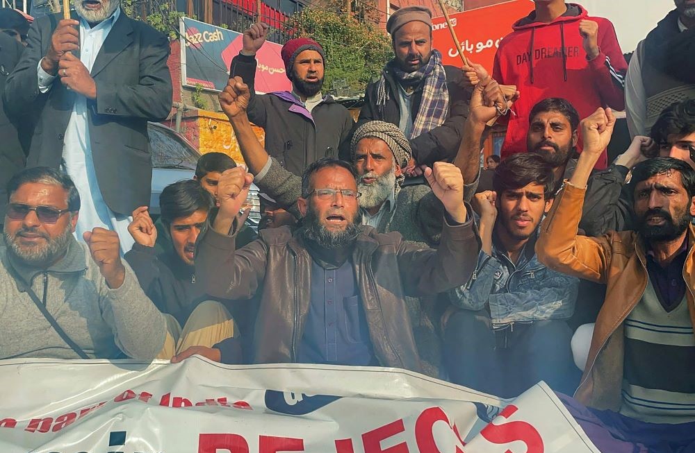 Activists protest against the decision of the Indian Supreme Court to uphold the revocation of the special status of Kashmir, Muzaffarabad, Pakistan, Dec. 11, 2023. (AFP)