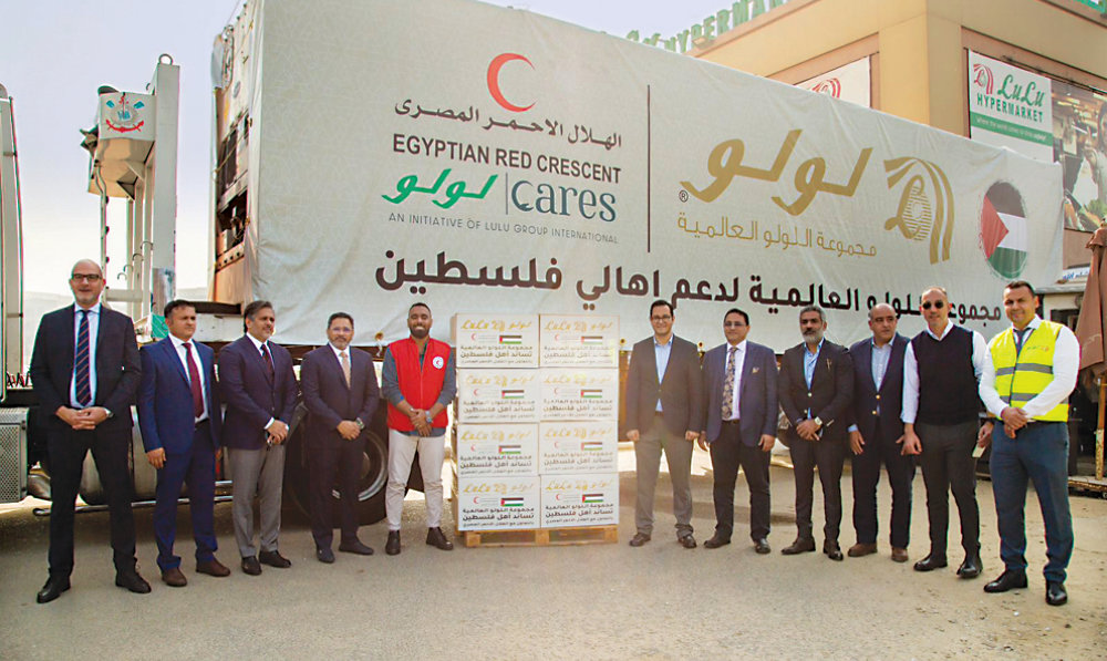 Dr. Rami El-Nasser, CEO of the Egypt Red Crescent, received the aid from Lulu officials.