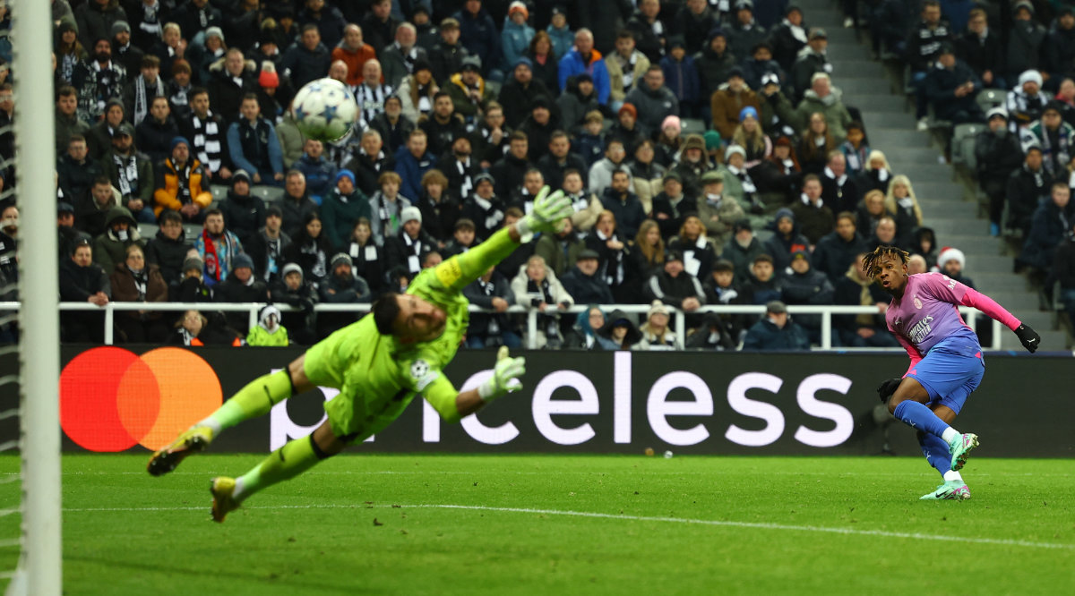 AC Milan beat Newcastle 2-1 but both teams are eliminated from the Champions League