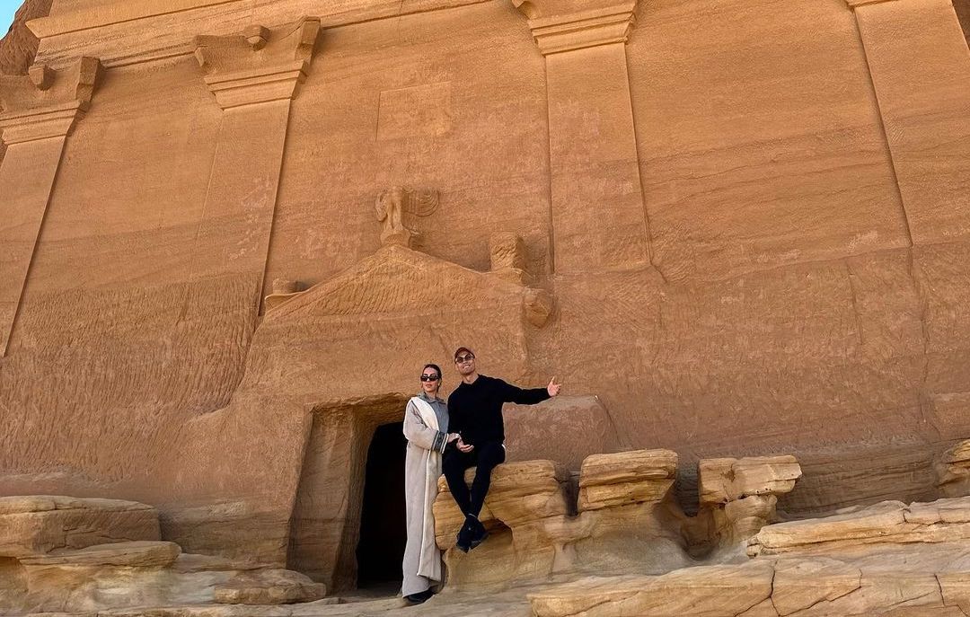 The model wore a grey abaya. (Instagram)