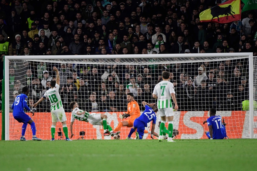 Rangers' English striker #25 Kemar Roofe scores his team's third goal during the UEFA Europa League 1st round day 6 group C football match between Real Betis and Glasgow Rangers at the Benito Villamarin stadium in Seville on Dec. 14, 2023. (AFP)