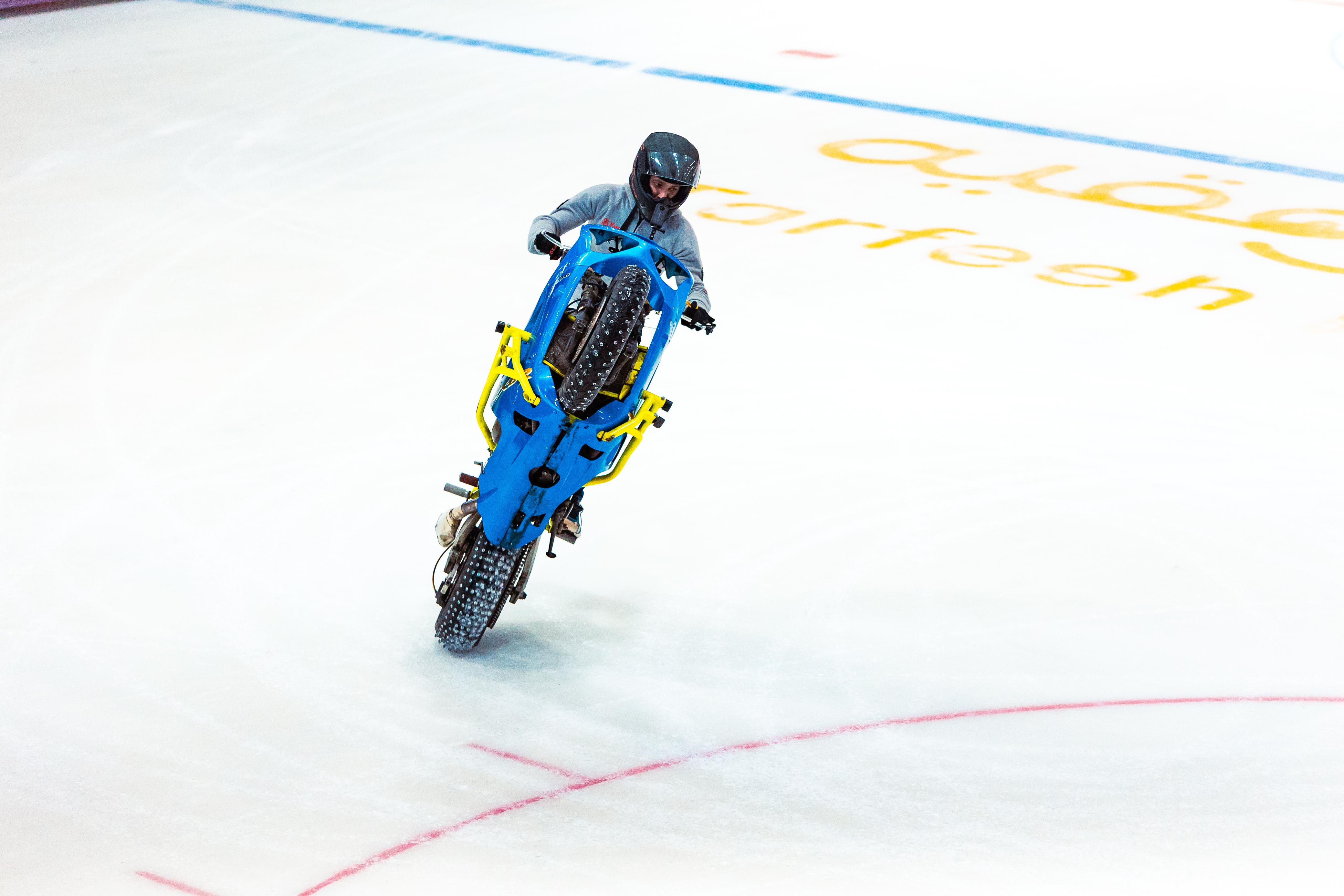 Saudi stunt rider in Jeddah recently set new world record as he popped a wheelie on his motorcycle then drove in 14 circles on ice for one minute. (Supplied)