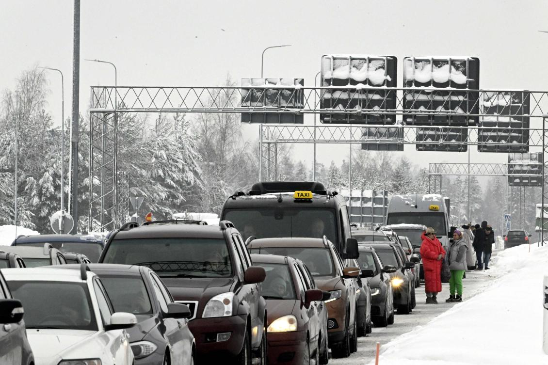 Cars stand in a line as traffic jams toward Russia at the Vaalimaa border check point between Finland and Russia in Virolahti, Finland on Dec. 15, 2023. (AFP)