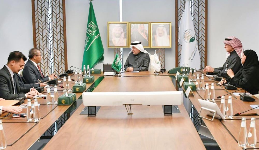 Saudi aid agency chief meets foreign envoys
