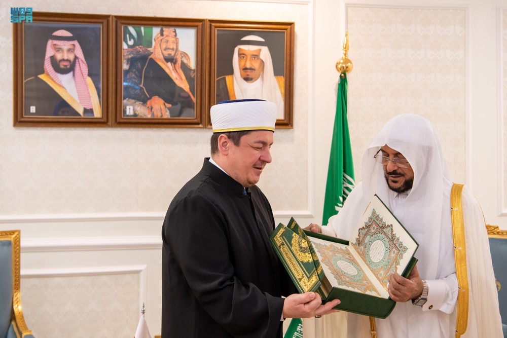 The two officials spoke cordially about Islamic affairs, discussing topics of mutual interest. (SPA)