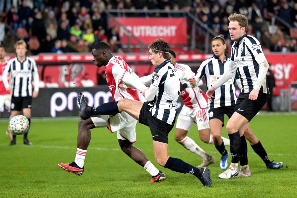 Ajax’ Dutch forward Brian Brobbey fights for the ball with USV Hercules’ Dutch defender Valentijn Beck during their 2nd round of the KNVB Cup match at Galgenwaard stadium in Utrecht, on Dec. 21, 2023. (AFP)