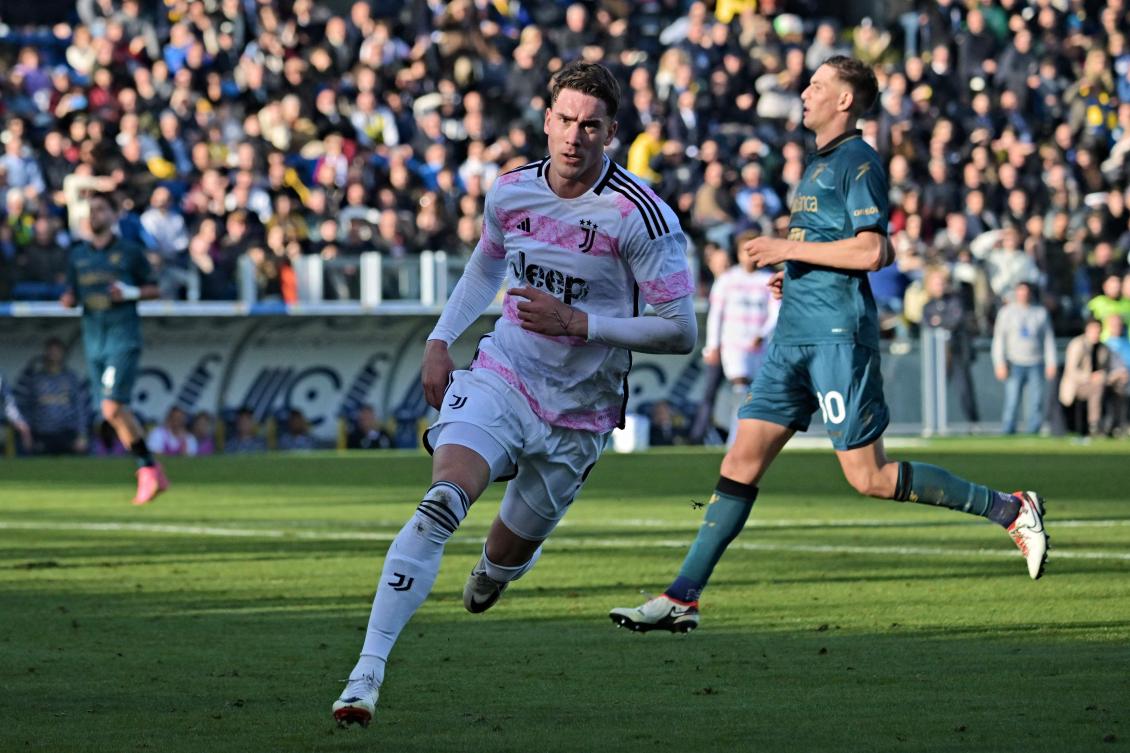 Vlahovic fires Juve one point behind leaders Inter