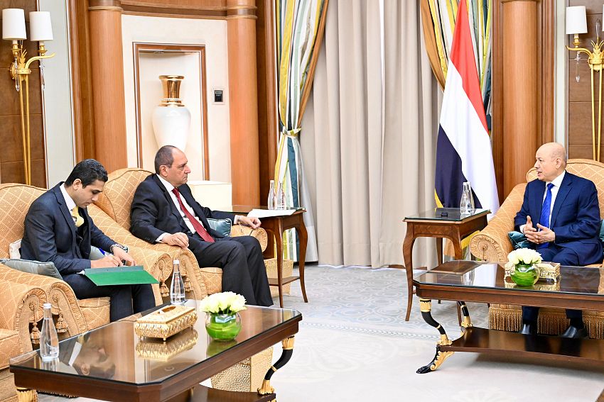 The presidential council’s leader, Rashad Al-Alimi, meets with Egypt’s ambassador to Yemen in Riyadh. (Yemen News Agency)