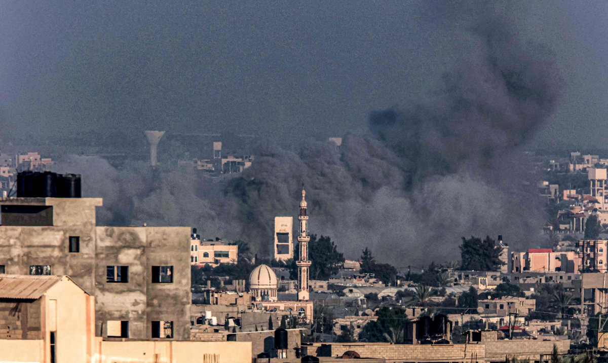Smoke billows over Khan Yunis during Israeli bombardment from Rafah in the southern Gaza Strip on December 25, 2023, amid the ongoing conflict between Israel and the Palestinian militant group Hamas. (AFP)