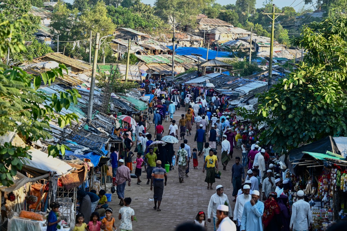 Rohingya refugees shop at a marketplace in Balukhali refugee camp in Cox’s Bazar, Bangladesh, on Nov. 25, 2023. (AFP)