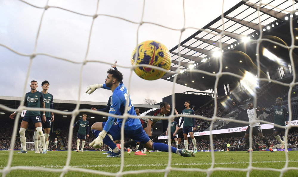 Arsenal falter once more at Fulham, Spurs close on top four
