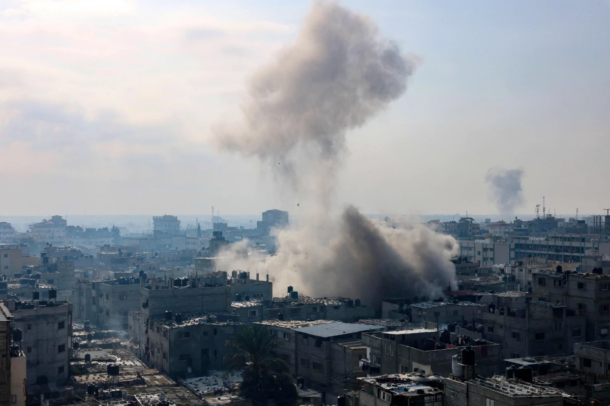 A plume of smoke rises during an Israeli strike on the Rafah refugee camp in the southern Gaza Strip on December 1, 2023, as fighting resumed shortly after the expiration of a seven-day truce between Israel and Hamas militants. (AFP)