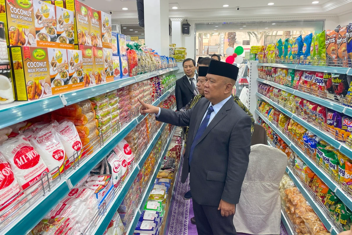 Suhanto, secretary-general at the Indonesian Ministry of Trade, takes a look at products sold at the Indonesia Market in Riyadh on Nov. 23, 2023. (Supplied)