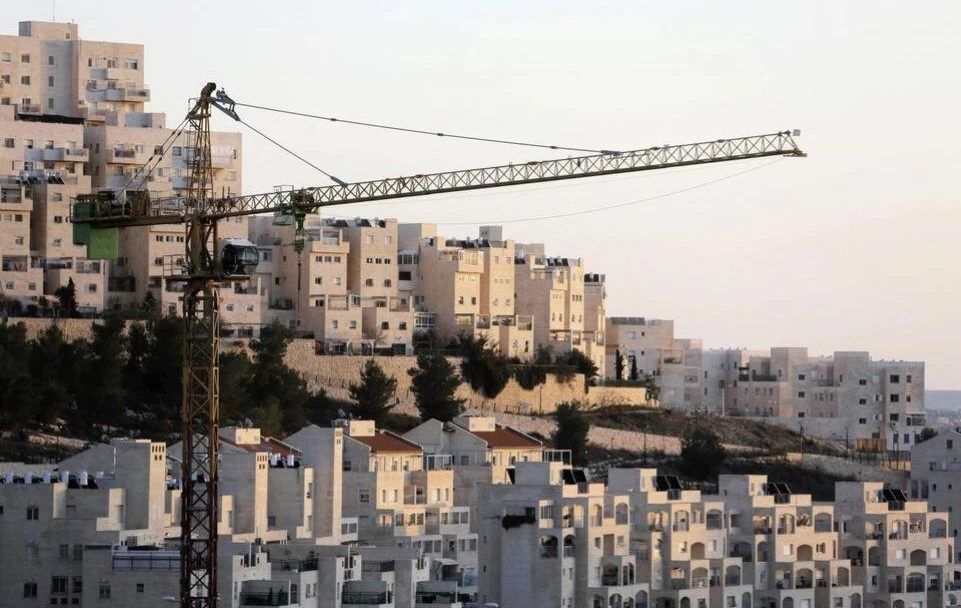 A crane is seen next to homes in a Jewish settlement near Jerusalem known to Israelis as Har Homa and to Palestinians as Jabal Abu Ghneim, Jan. 3, 2014. (Reuters)