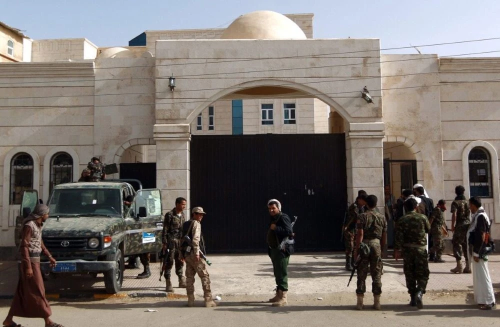 Houthi security personnel outside a court in Sanaa, Yemen, Jan. 13, 2015. (AFP)