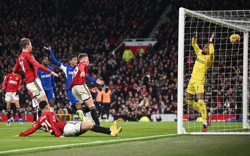 Manchester United's Scottish midfielder Scott McTominay (C) watches his header pass Chelsea's Spanish goalkeeper Robert Sanchez to score the team's second goal during their English Premier League football match at Old Trafford in Manchester, north west England, on Dec. 6, 2023. (AFP)