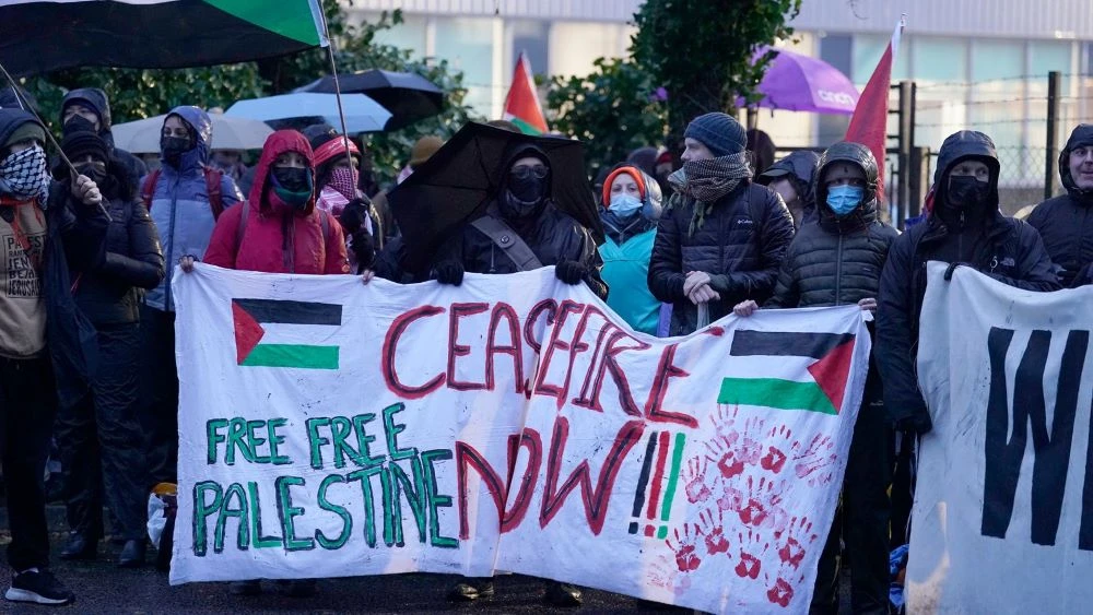 Protesters blockade Israel-linked UK defense factories