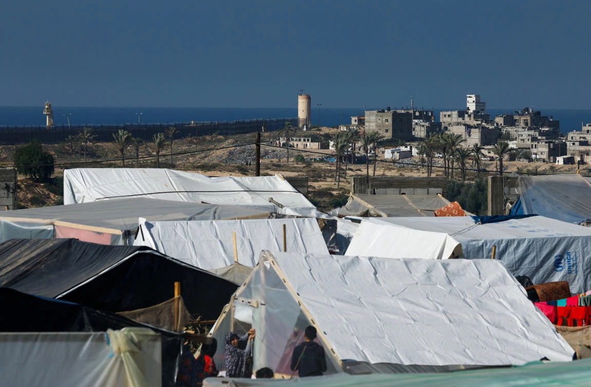 Displaced Palestinians, who fled their houses due to Israeli strikes, shelter in a tent camp near the border with Egypt, amid the ongoing Israel-Hamas war, in Rafah in southern Gaza. (File/Reuters)