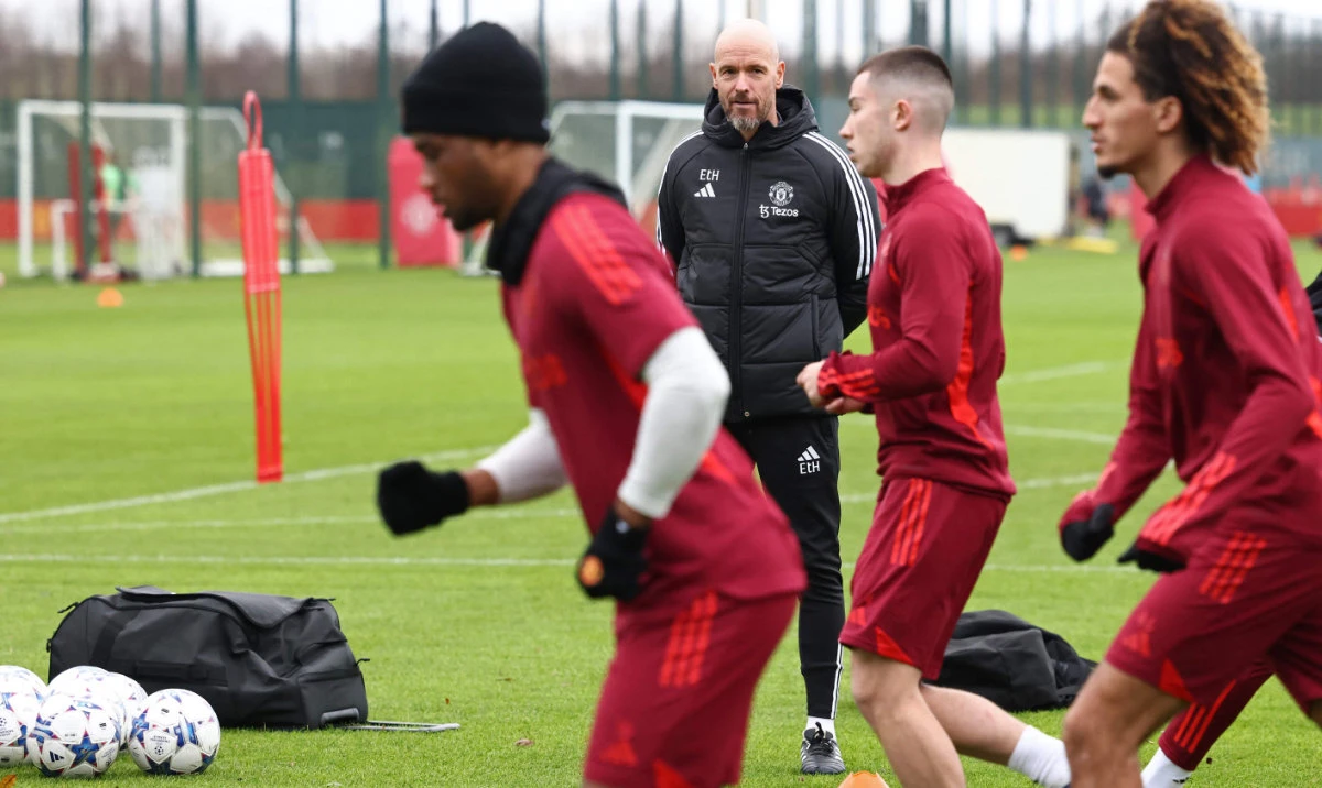 Manchester United's Dutch manager Erik ten Hag (C) takes a team training session at the Carrington Training Complex in Manchester, north-west England on Dec. 11, 2023 on the eve of their UEFA Champions League Group A football match against Bayern Munich. (AFP)