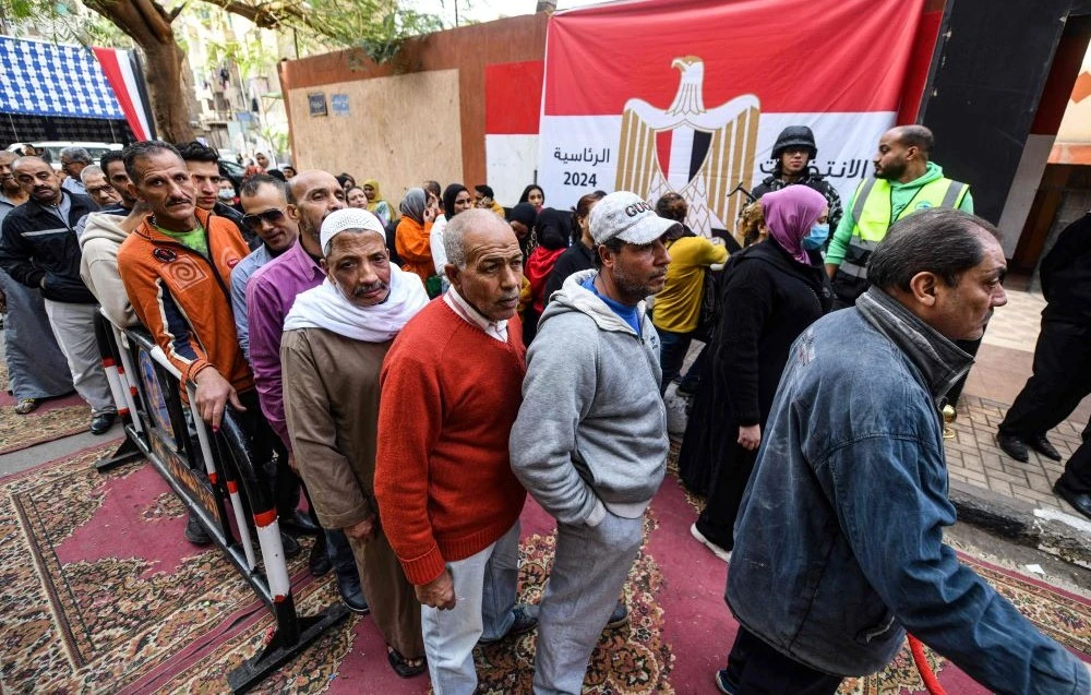 Egyptians queue at Shubra Secondary School polling station before casting their ballots in the presidential election, Cairo, Dec. 10, 2023. (AFP)