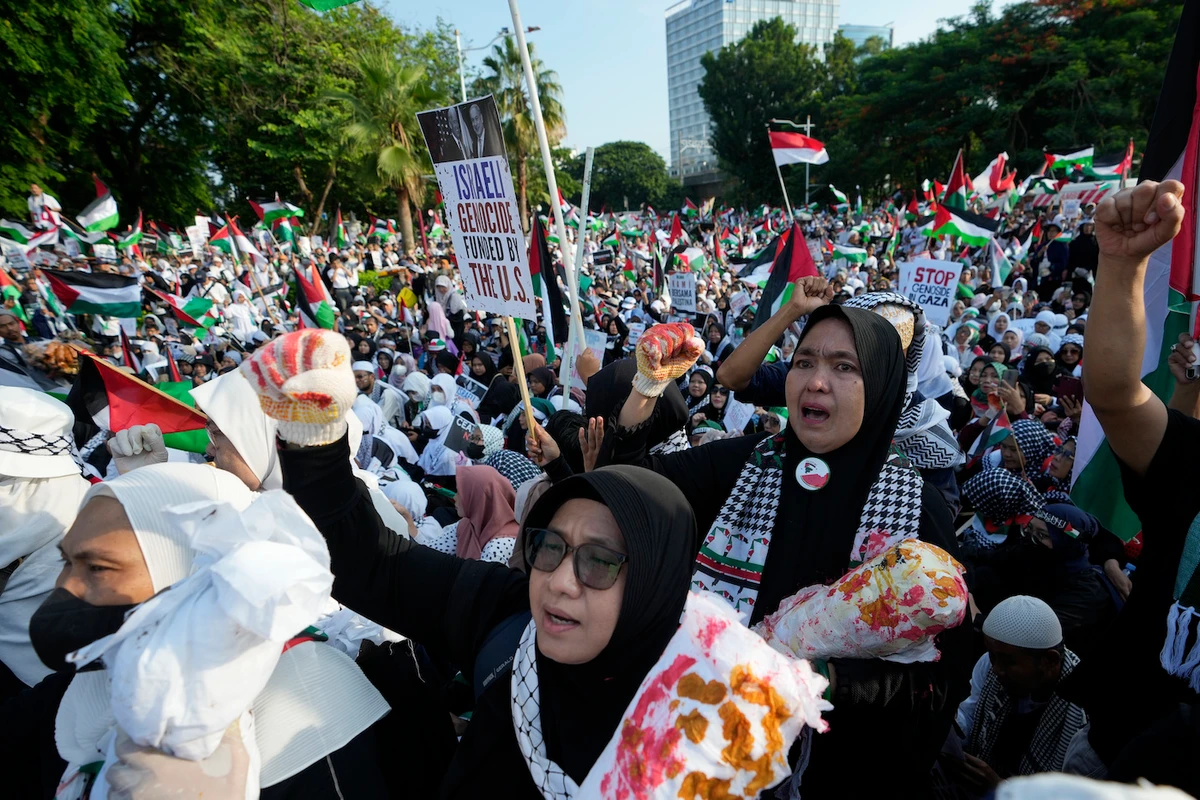 Protesters chant during a rally in support of the Palestinian people outside the US Embassy in Jakarta, Indonesia on Dec. 17, 2023. (AP)