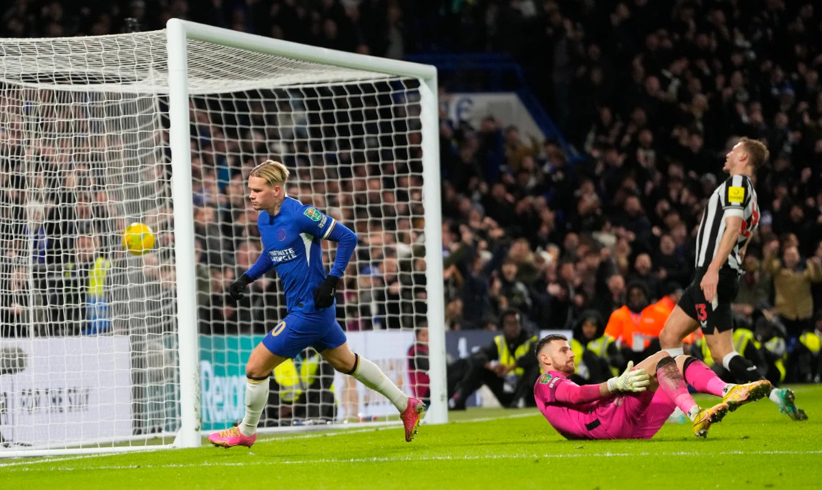 Chelsea's Mykhailo Mudryk, left celebrates after scoring his side's first goal of the game during the English League Cup quarterfinal soccer match between Chelsea and Newcastle United at Stamford Bridge in London Tuesday. (AP)