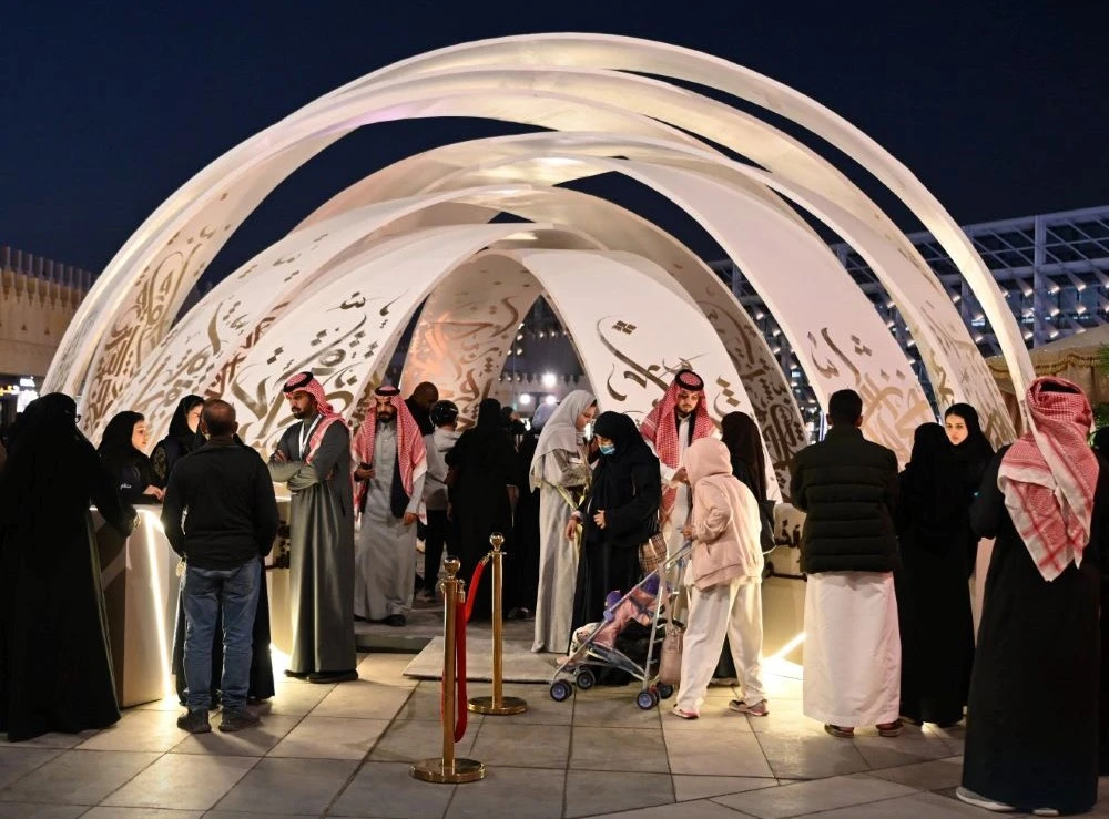 The three-day event saw local and foreign attendees enjoy poetry readings, complemented by traditional coffee, dates, and sculptures adorned with calligraphy. (X: @MoC_Engage)