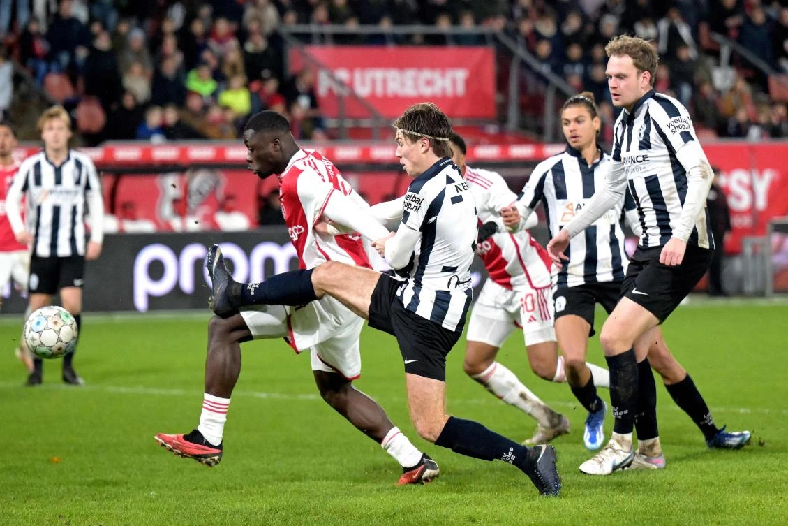 Ajax’ Dutch forward Brian Brobbey fights for the ball with USV Hercules’ Dutch defender Valentijn Beck during their 2nd round of the KNVB Cup match at Galgenwaard stadium in Utrecht, on Dec. 21, 2023. (AFP)