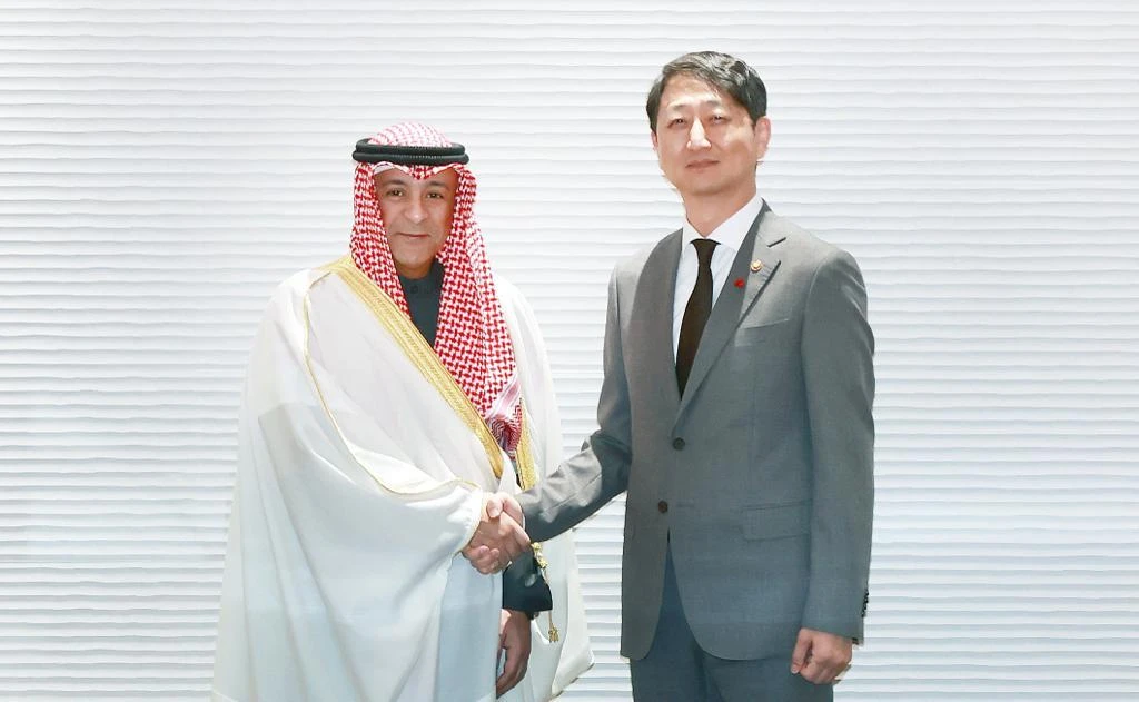 The deal, inked in Seoul by Jassim Mohammed Al-Budaiwi, the secretary-general of the GCC, and Ahn Duk-geun, the East Asian country’s minister of trade, marks a “historic step” toward achieving Gulf economic integration. Supplied