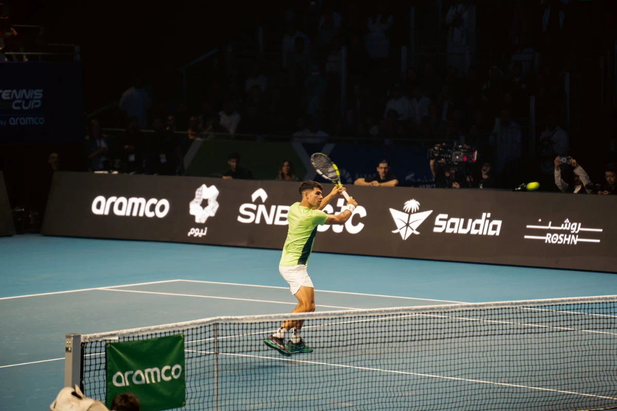 Spain's Carlos Alcatraz in action against world tennis No. 1 Novak Djokovic on Wednesday night at Riyadh's Kingdom Arena. (AN Photo / Abdulrahman bin Shalhoub)
