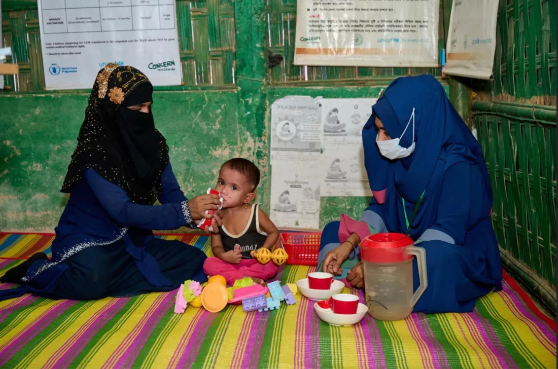 Rohingya mother feeds her daughter at a UNICEF nutrition facility in the Rohingya refugee camps in Cox's Bazar, Bangladesh. (UNICEF)