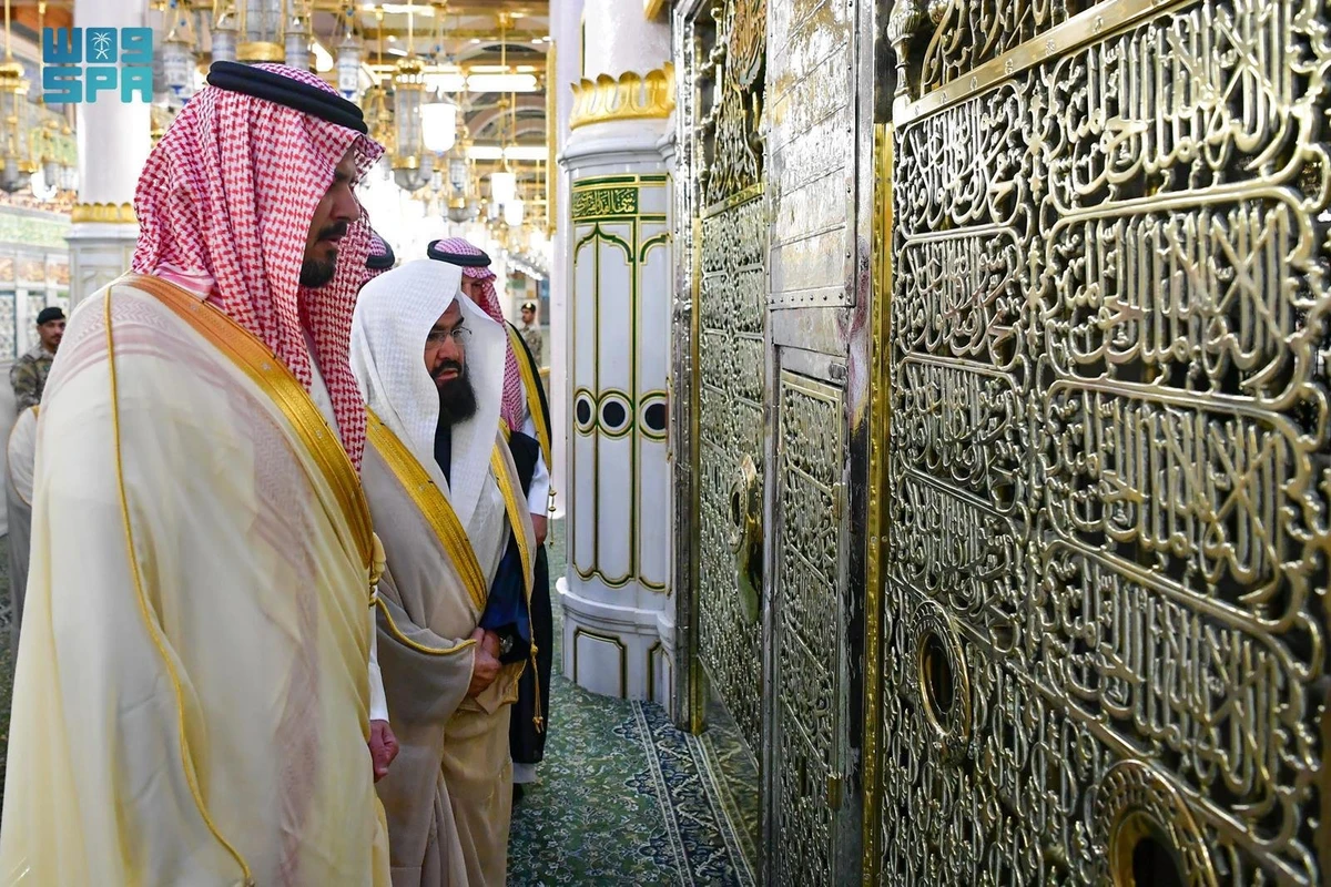 The new governor of the Madinah region, Prince Salman bin Sultan bin Abdulaziz, pays his respects to Prophet Muhammad. (SPA)