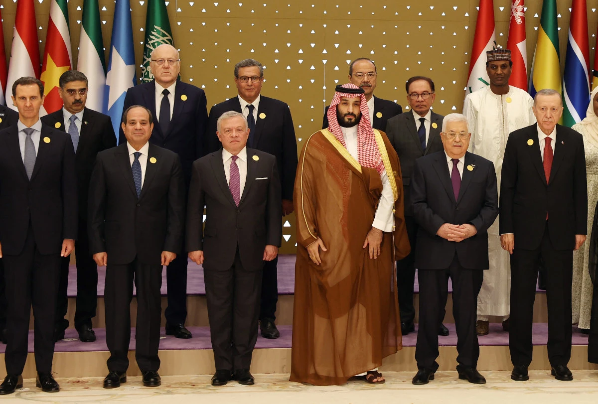 Turkish President Recep Tayyip Erdogan (R) with Arab League and OIC leaders in Riyadh on Nov. 11, 2023. (AFP/File)