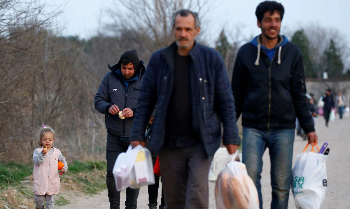 Migrants walk towards Turkiye's Pazarkule border crossing with Greece's Kastanies, in Edirne, Turkiye. (Reuters/File)