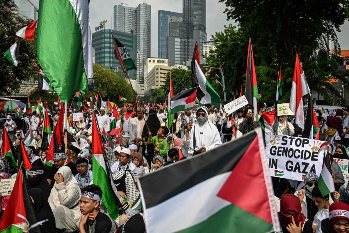 Indonesians in Surabaya, East Java take part in a mass rally in support of Palestinians on Nov. 12, 2023. (AFP)