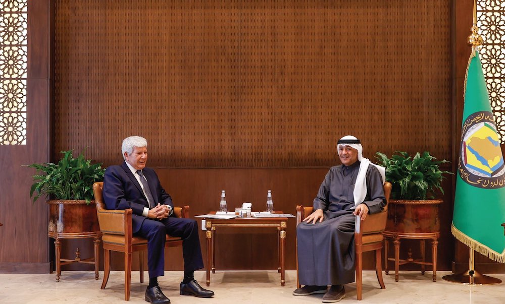 Secretary-General of the Gulf Cooperation Council Jasem Mohamed Albudaiwi met with the Peruvian Ambassador to Saudi Arabia Carlos Zapata. (SPA)
