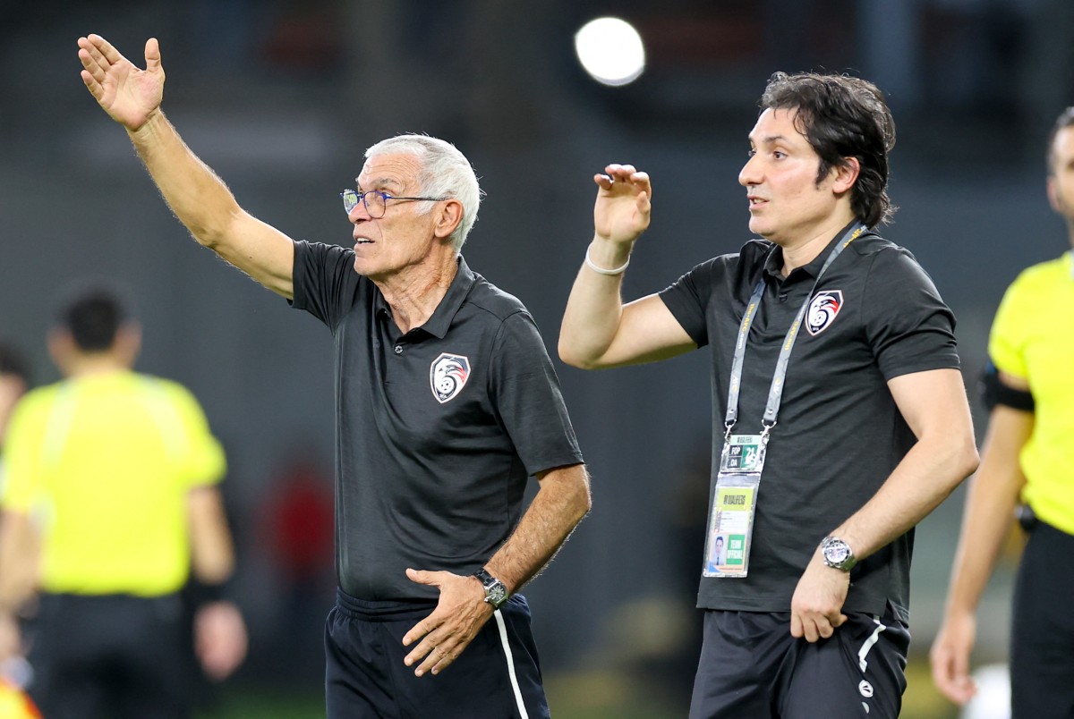 Syria's Argentinian coach Hector Cuper (L) reacts during the 2026 FIFA World Cup AFC qualifiers football match between Syria and Japan at Saudi Arabia's Prince Abdullah al-Faisal Stadium in Jeddah, on November 21, 2023. (AFP)