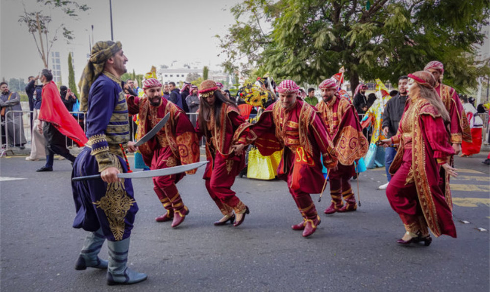 A dance troupe shares the spotlight at the second Qeman International Festival for Mountain Performing Arts opening and parade. (AN photo by Huda Bashatah)