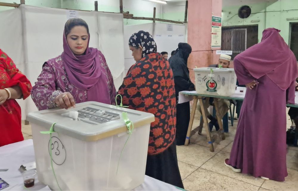 A woman casts her ballot to vote at a polling station during Bangladesh's general elections in Dhaka on Jan. 7, 2024. (AN Photo)