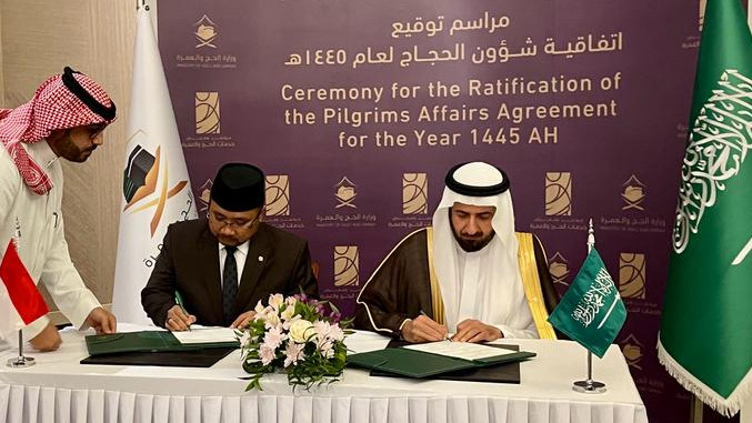 Indonesia’s Religious Affairs Minister Yaqut Cholil Qoumas and Saudi Hajj and Umrah Minister Tawfiq Al-Rabiah sign a pilgrimage agreement in Jeddah on Jan. 8, 2024. (Ministry of Religious Affairs)