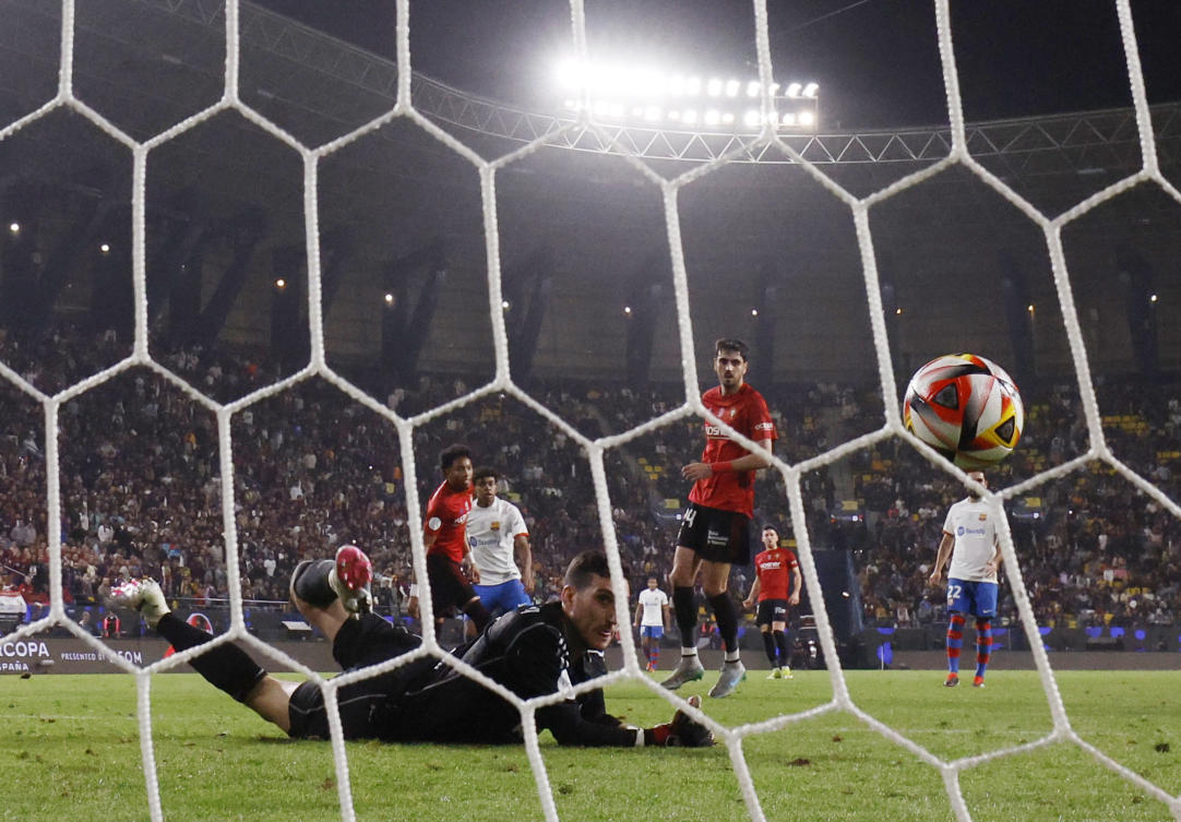 FC Barcelona’s Lamine Yamal scores their second goal past Osasuna’s Sergio Herrera during their Spanish Super Cup semifinal at Al-Awwal Park, Riyadh on Jan. 11, 2024. (Reuters)