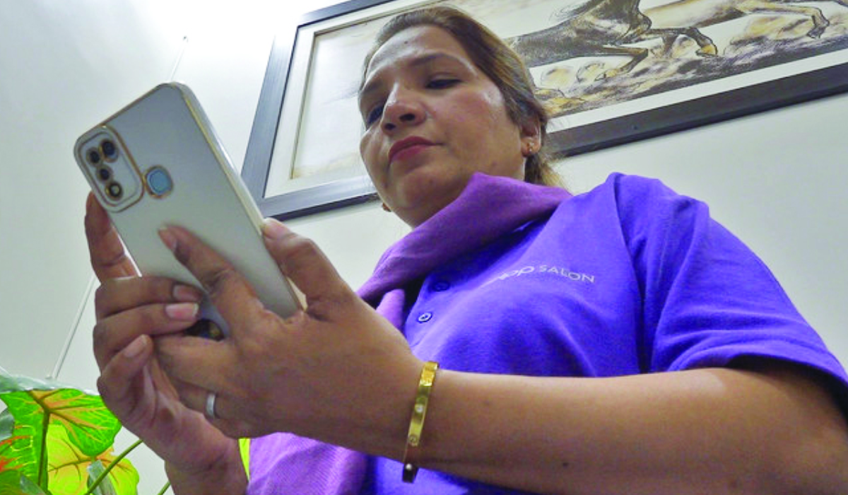The picture taken on Thursday shows Saima Victor, a 40-year-old beautician, using Helpp app to find clients in Karachi, Pakistan. (AN photo)