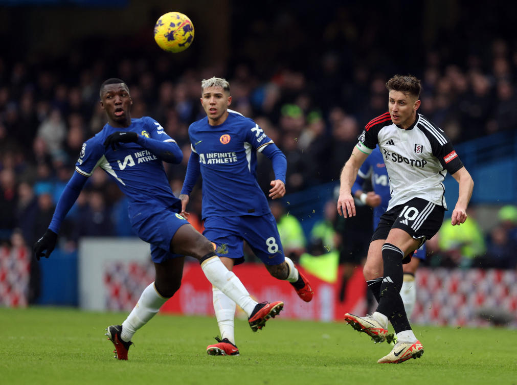 Chelsea’s Moises Caicedo and Enzo Fernandez in action with Fulham’s Tom Cairney during their Premier League match at Stamford Bridge, London, on Jan. 13, 2024. (Reuters)