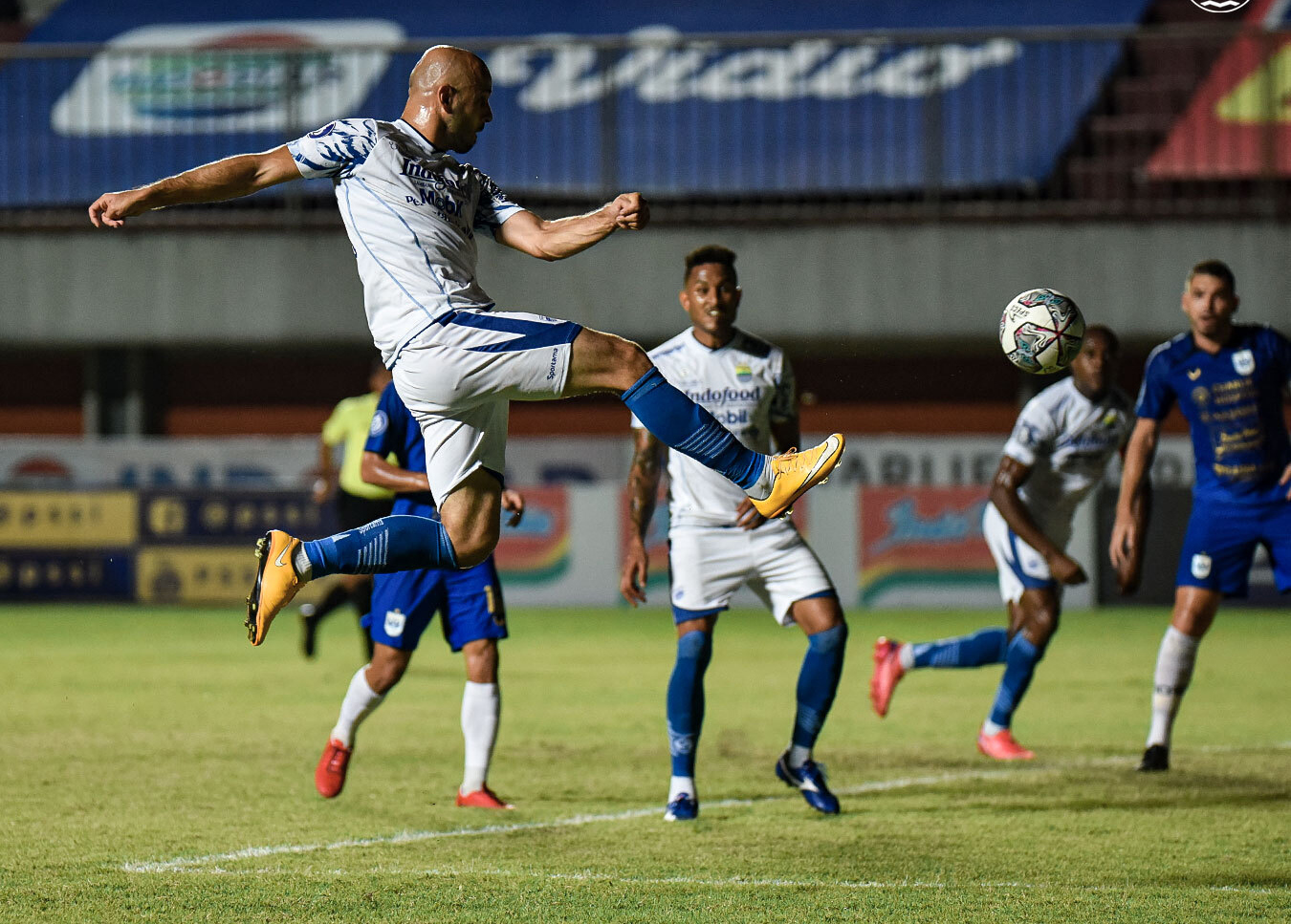 Defensive midfielder Mohammed Rashid and his teammates are footballers, not fighters; their role for many years has been to build awareness about the Palestinian struggle. (X: @persib)