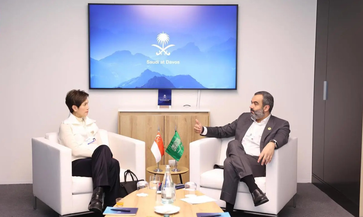 KSA’s minister of communications and information technology, Abdullah Al-Swaha, held talks with his counterpart from Singapore, Josephine Teo, in Davos on Wednesday. (SPA)