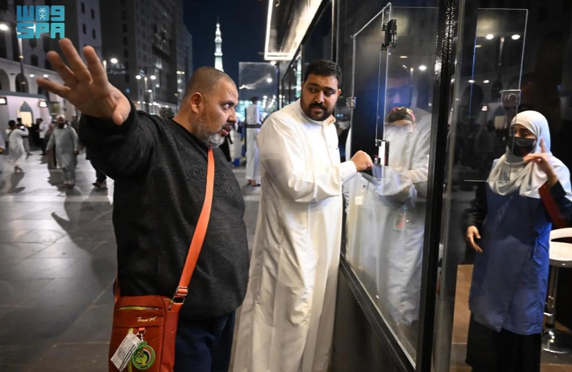 Staff speaking Arabic, English, Urdu, Indonesian, Persian, and Turkish have been employed at the Inquire About Madinah center to help visitors to the Prophet’s Mosque. (SPA)